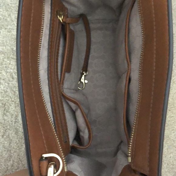 USED LIKE NEW Michael Kors crossbody bag - Picture 7 of 7